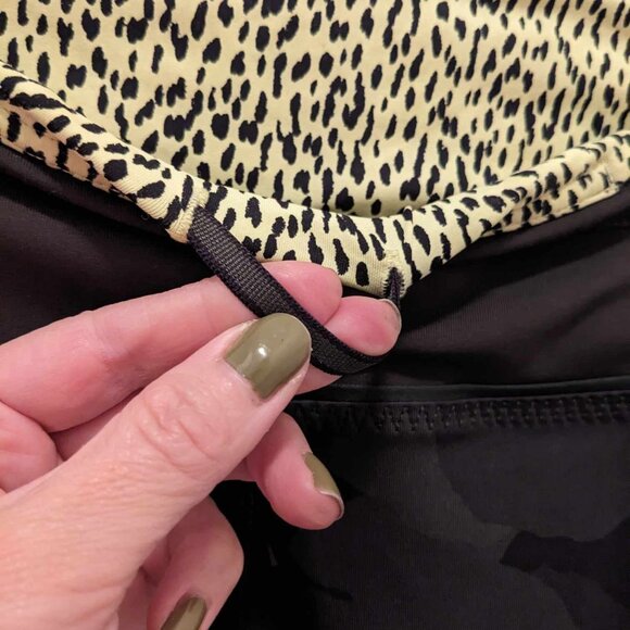 Lululemon 3/4 leggings - Green/Camo - Size 8 - Picture 5 of 8